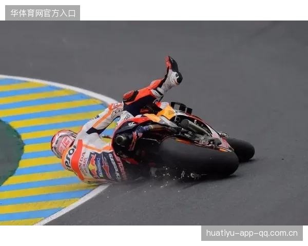 MotoGP赛场再度发生撞车事件，意外瞬间震撼全球引发热议